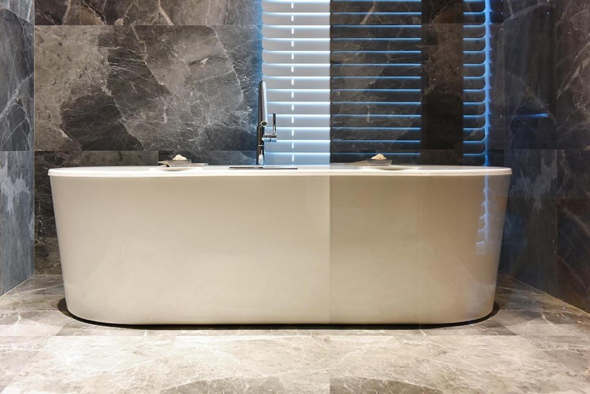 Hotel Silks Club Kaohsiung Esterno foto A freestanding bathtub