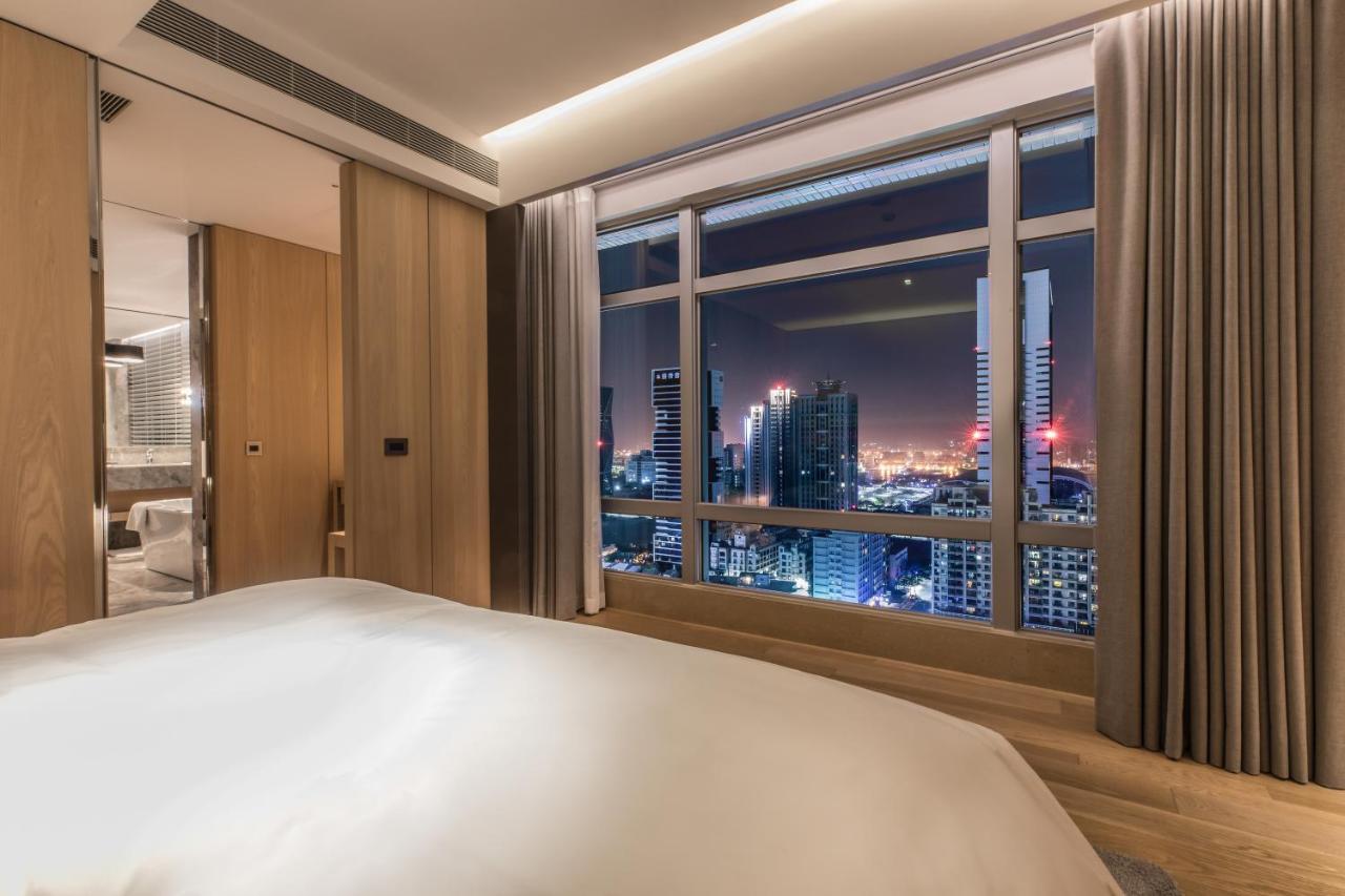 Hotel Silks Club Kaohsiung Esterno foto A bedroom at the hotel