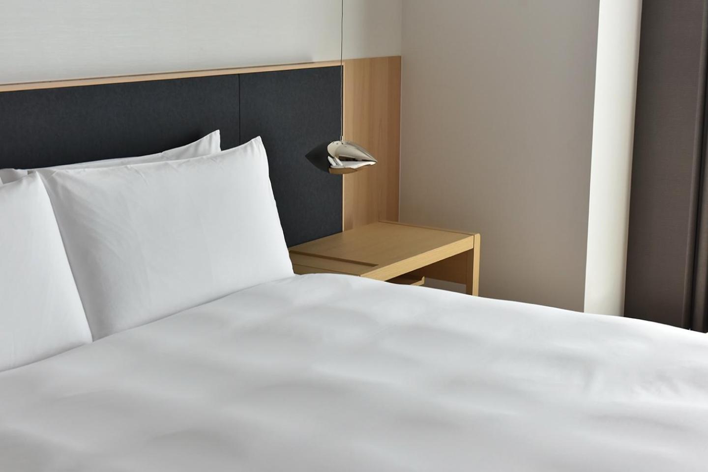 Hotel Silks Club Kaohsiung Esterno foto A bed with a nightstand