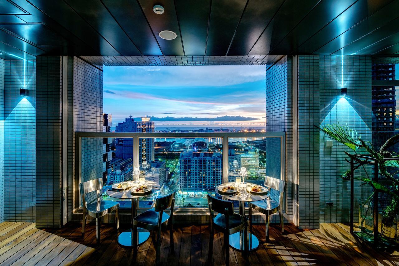 Hotel Silks Club Kaohsiung Esterno foto View from the restaurant