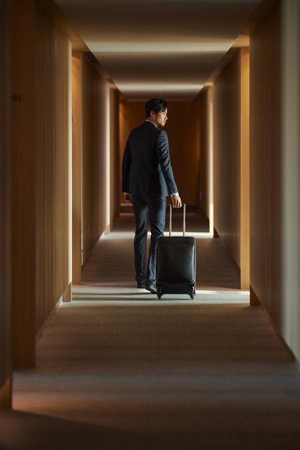 Hotel Silks Club Kaohsiung Esterno foto A business traveller with a suitcase