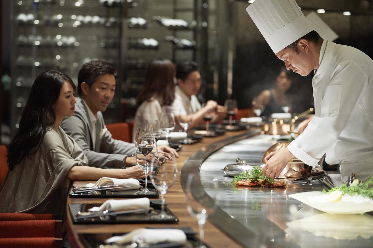 Hotel Silks Club Kaohsiung Esterno foto Chef at work
