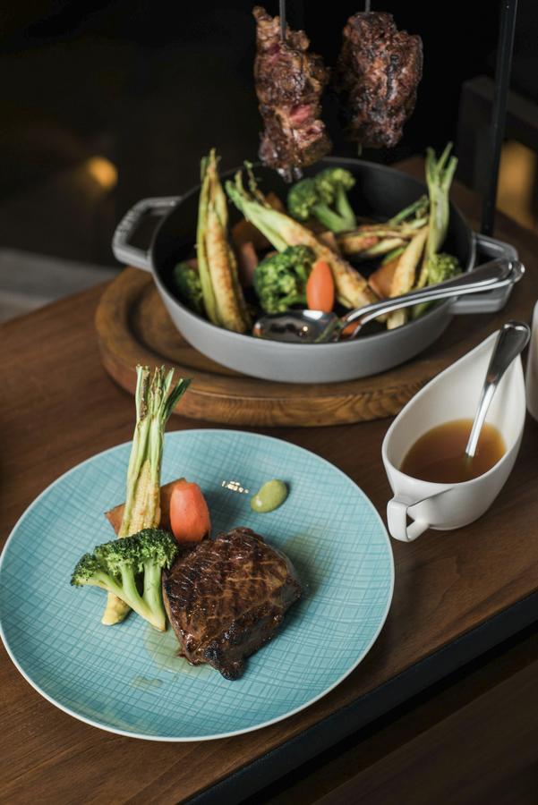 Hotel Silks Club Kaohsiung Esterno foto A steak with vegetables