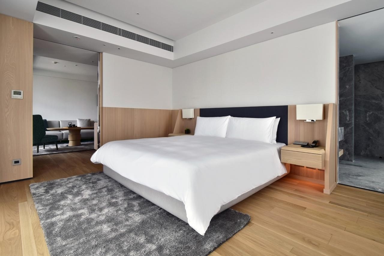 Hotel Silks Club Kaohsiung Esterno foto A bedroom at the hotel